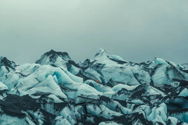 氷河の風景写真の観光客 アイスランドの自然 背景に灰色の空と美しい自然の風景写真 牧歌的なシーン 旅行ブログ 記事のための高品質の画像 — ストック写真