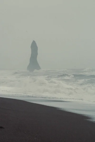 Säulenfelsen Auf Island Strand Landschaft Foto Schöne Naturkulisse Mit Nebel — Stockfoto