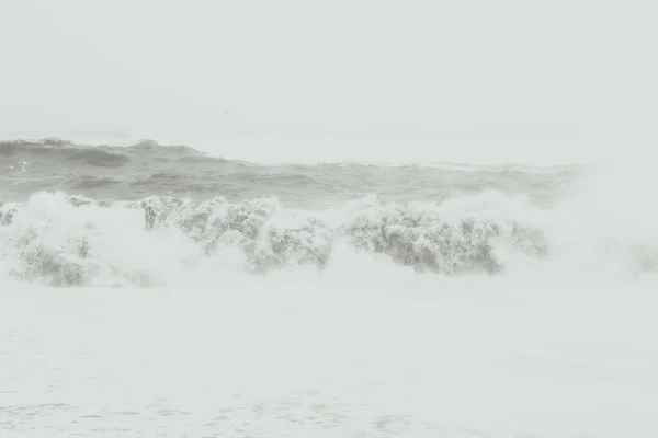 Große Wellen Wälzen Sich Auf Monochromen Landschaftsfotos Der Küste Schöne — Stockfoto