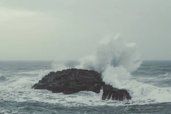 Vlny Lámou Velké Skalní Krajině Krásná Příroda Scenérie Fotografie Mořskou — Stock fotografie