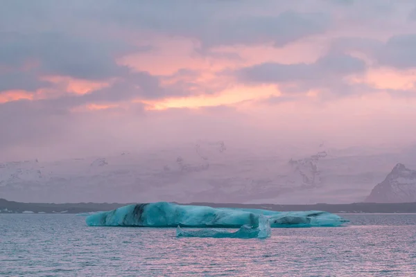 氷河の山の風景写真の近くに浮かんでいます 背景に夕日の空と美しい自然の風景写真 牧歌的なシーン 旅行ブログ 記事のための高品質の画像 — ストック写真