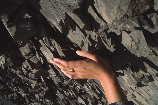 Close Vrouwelijke Hand Aanraken Basalt Rock Concept Foto Natuurschoon Eerste — Stockfoto