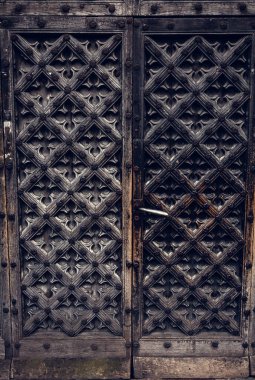 Pencerenin dış tarafındaki fotoğrafta zarif ahşap panjurlar var. Arka planda desenleri olan güzel kentsel mimari fotoğrafçılık. Duvar kağıdı, seyahat günlüğü, dergi, makale için yüksek kaliteli resim