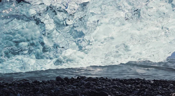 Zavřít Velký Kus Ledu Černé Pláži Koncept Fotografie Fotografie Krystalovou — Stock fotografie