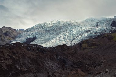 Dağ manzarasında yoğun kar örtüsü. Arka planda gri gökyüzü olan güzel doğa manzarası fotoğrafçılığı. Idyllic sahne. Duvar kağıdı, seyahat günlüğü, dergi, makale için yüksek kaliteli resim