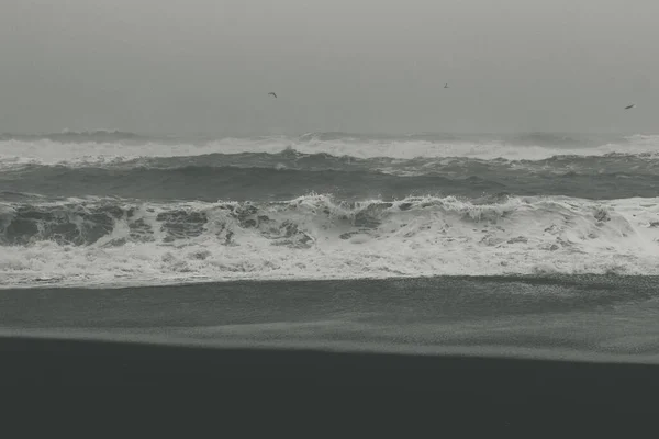 Meeresküste Monochrom Landschaft Foto Schöne Naturkulisse Mit Rollenden Wellen Auf — Stockfoto