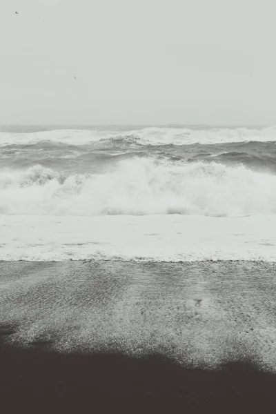 Schäumende Wellen Meer Monochrom Landschaft Foto Schöne Naturkulisse Mit Nebel — Stockfoto
