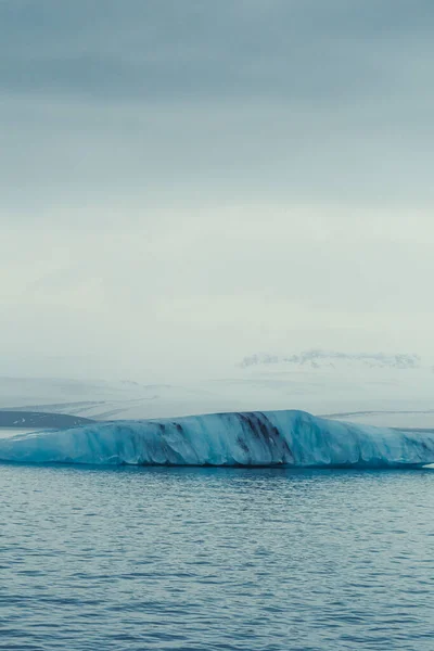 海の水の風景写真の氷の山 背景に暗い空と美しい自然の風景写真 牧歌的なシーン 旅行ブログ 記事のための高品質の画像 — ストック写真