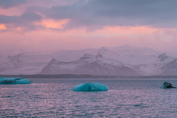 雪の山の風景写真に対して氷河 背景にピンクの空と美しい自然の風景写真 牧歌的なシーン 旅行ブログ 記事のための高品質の画像 — ストック写真