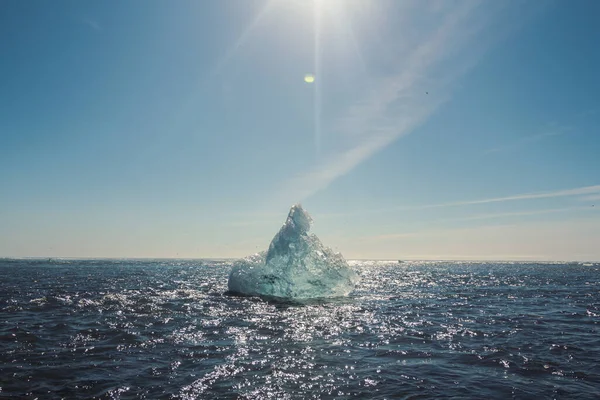 紺碧の海の風景写真の中に大きな氷河 青空を背景に美しい自然風景写真 牧歌的なシーン 旅行ブログ 記事のための高品質の画像 — ストック写真
