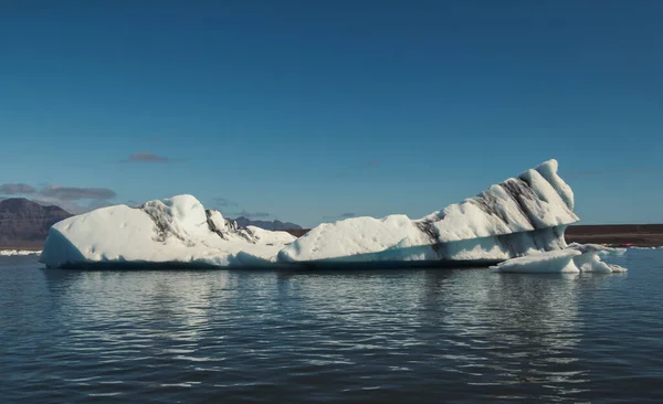 穏やかな北部の海の風景写真で巨大な氷河 青空を背景に美しい自然風景写真 牧歌的なシーン 旅行ブログ 記事のための高品質の画像 — ストック写真
