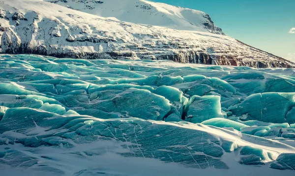 古代の氷河の風景写真の氷の波 背景に山と美しい自然の風景写真 牧歌的なシーン 旅行ブログ 記事のための高品質の画像 — ストック写真