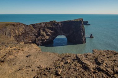 Arch cliff, okyanus sahili manzarası fotoğrafı. Arka planda mavi gökyüzü olan güzel doğa fotoğrafçılığı. Idyllic sahne. Duvar kağıdı, seyahat günlüğü, dergi, makale için yüksek kaliteli resim