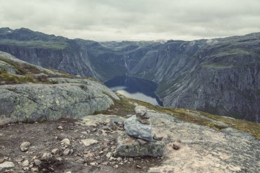 Uçurum manzaralı taş yığını. Arka planda dağlar ve göl olan güzel doğa manzarası fotoğrafçılığı. Idyllic sahne. Duvar kağıdı, seyahat günlüğü, dergi, makale için yüksek kaliteli resim