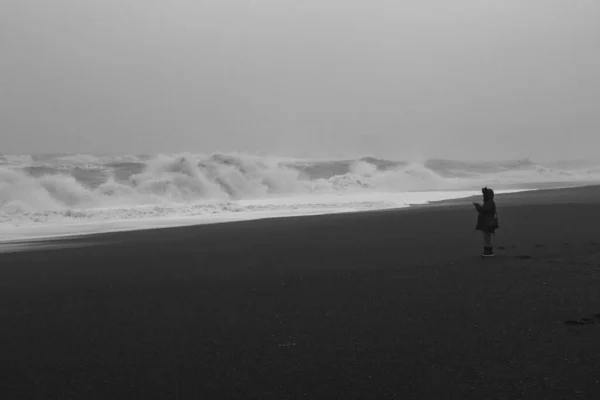 海岸のモノクロ風景写真の人のシルエット 波を背景に美しい自然風景写真 牧歌的なシーン 旅行ブログ 記事のための高品質の画像 — ストック写真