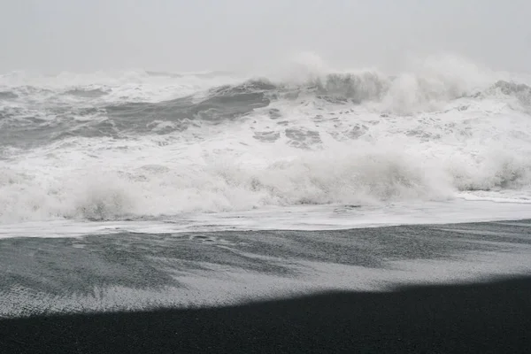 Silné Vlny Valící Pláži Monochromatické Krajiny Fotografie Krásná Příroda Scenérie — Stock fotografie