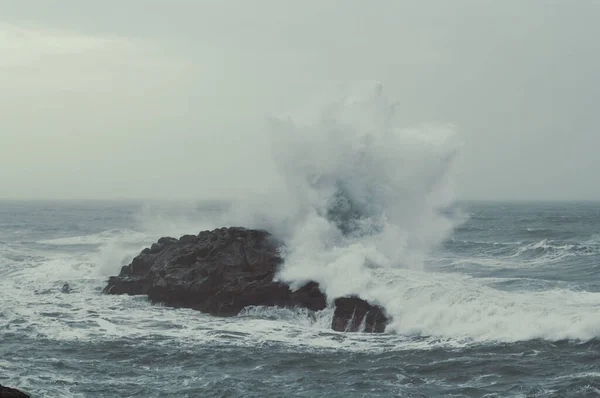 Cákání Vody Přes Skálu Fotografii Oceánské Krajiny Krásná Příroda Scenérie — Stock fotografie
