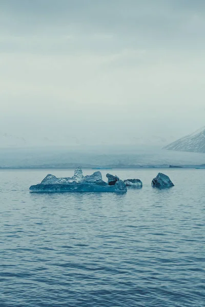 冷たい海の風景写真にスパイシーな氷の作品 背景に灰色の空と美しい自然の風景写真 牧歌的なシーン 旅行ブログ 記事のための高品質の画像 — ストック写真