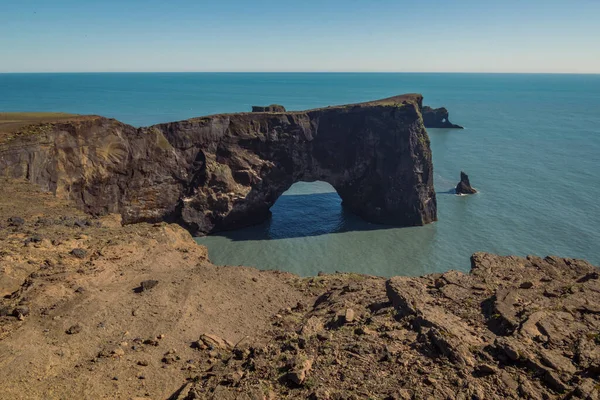 Arch cliff, okyanus sahili manzarası fotoğrafı. Arka planda mavi gökyüzü olan güzel doğa fotoğrafçılığı. Idyllic sahne. Duvar kağıdı, seyahat günlüğü, dergi, makale için yüksek kaliteli resim