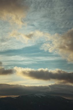 Hoverla manzara resmi üzerinde dramatik bulutlu manzara. Arka planda gökyüzü olan güzel doğa fotoğrafçılığı. Idyllic sahne. Duvar kağıdı, seyahat günlüğü, dergi, makale için yüksek kaliteli resim