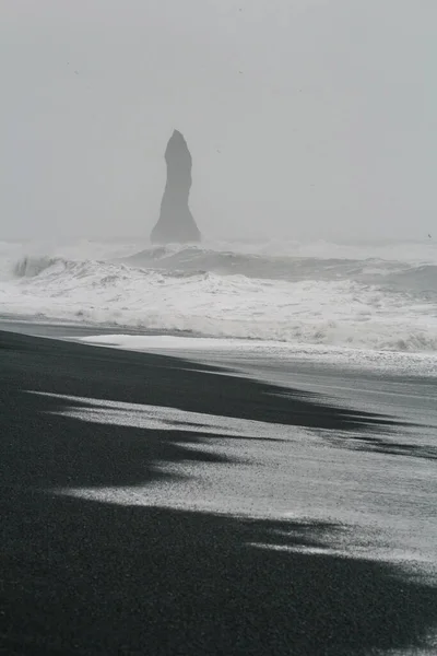 Strand Mit Klippe Bei Sturm Monochrom Landschaft Foto Schöne Naturkulisse — Stockfoto