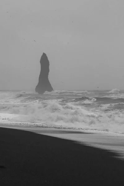 Hohe Klippe Isländischen Strand Monochrome Landschaft Foto Schöne Naturkulisse Mit — Stockfoto