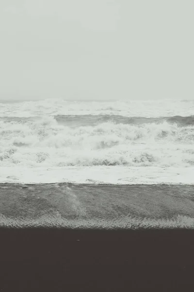 Schäumende Wellen Auf Schwarzem Strand Monochromes Landschaftsfoto Schöne Naturkulisse Mit — Stockfoto