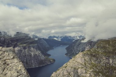Dik dağlar arasındaki resim gibi bir nehir. Arka planda gökyüzü olan güzel doğa fotoğrafçılığı. Idyllic sahne. Duvar kağıdı, seyahat günlüğü, dergi, makale için yüksek kaliteli resim