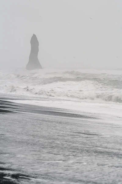 Klippe Stürmischem Ozean Monochromes Landschaftsfoto Schöne Naturkulisse Mit Nebel Auf — Stockfoto