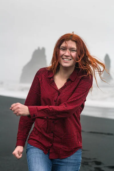 有名なアイスランドのビーチの肖像画の写真で肯定的な女性を閉じます バックグラウンドに岩でフロントビューの写真を閉じます 旅行ブログ 記事のための高品質の写真 — ストック写真