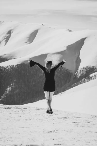 尾根モノクロームの風景写真のドレスでスリム女性 背景に大きな山を持つ人の写真 高品質の壁紙 旅行ブログ 記事のための写真のコンセプト — ストック写真