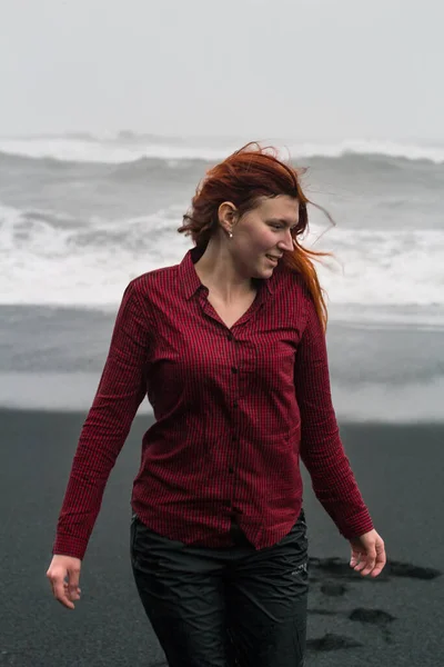 レイニスフィヤラビーチの風光明媚な写真に肯定的な女性 背景に嵐の海を持つ人の写真 高品質の壁紙 旅行ブログ 記事のための写真のコンセプト — ストック写真