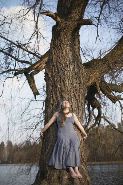 柳の木の風光明媚な写真に対してリース 背景に自然とドレスで美しい本物の女性の写真 高品質の壁紙 旅行ブログ 記事のための写真のコンセプト — ストック写真