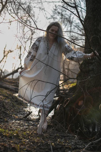 Close Barefoot Woman Wearing Ukrainian Folk Chemise Forest Portrait Picture — Foto de Stock