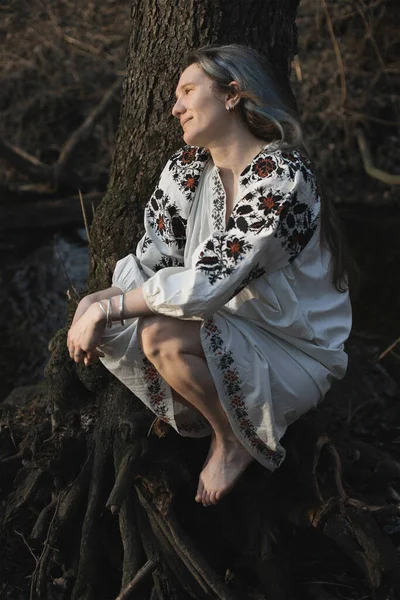 Close Smiling Woman Ukrainian Chemise Enjoying Silent Forest Portrait Picture — Foto de Stock