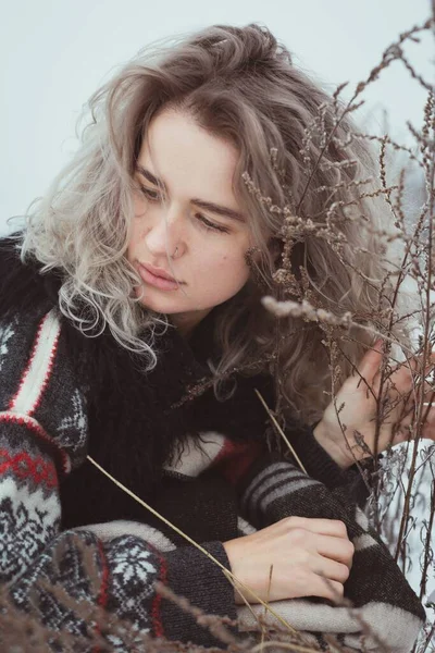 Close Thoughtful Woman Sweater Winter Meadow Portrait Picture Closeup Side — Foto de Stock