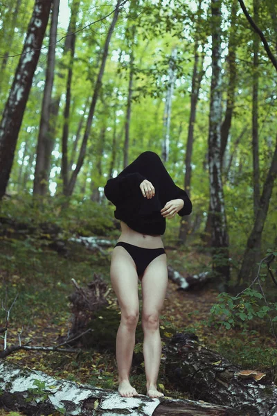 森林風光明媚な写真で裸の足とセーターを持つ女性 背景に深い木を持つ人の写真 高品質の壁紙 旅行ブログ 記事のための写真のコンセプト — ストック写真