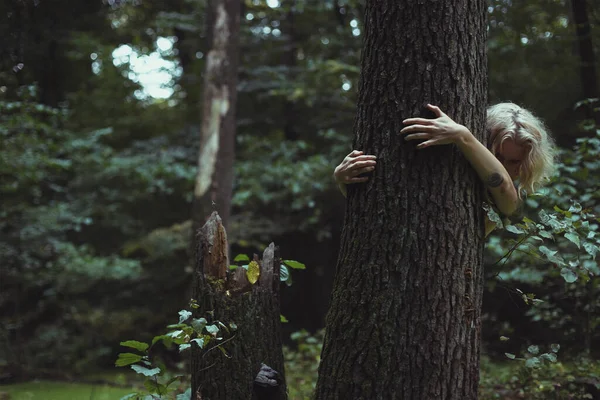 Blonde Woman Hiding Old Tree Scenic Photography Picture Person Wild — Foto de Stock