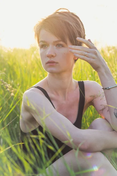 Close Attractive Young Woman Sitting Meadow Grass Portrait Picture Closeup — Foto de Stock