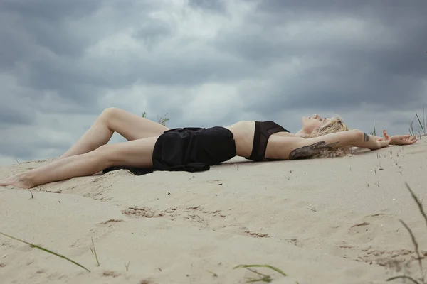 官能的な裸の女性のビーチの風光明媚な写真に横たわっていた 背景に曇りの空を持つ人の写真 高品質の壁紙 旅行ブログ 記事のための写真のコンセプト — ストック写真