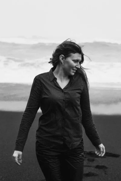 レイニサフィヤビーチモノクロームの風景写真で笑顔の女性 背景にラフ海を持つ人の写真 高品質の壁紙 旅行ブログ 記事のための写真のコンセプト — ストック写真
