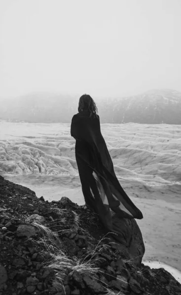 シフォン岩の岬を持つ女性モノクロームの風光明媚な写真 背景に古い氷河を持つ人の写真 高品質の壁紙 旅行ブログ 記事のための写真のコンセプト — ストック写真