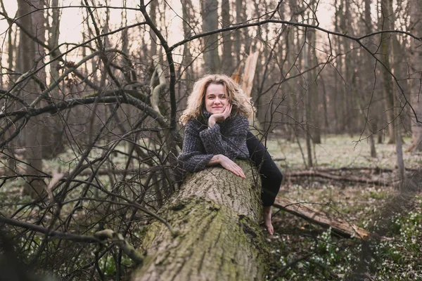 Positive Lady Resting Fallen Tree Scenic Photography Picture Person Wild — Foto de Stock