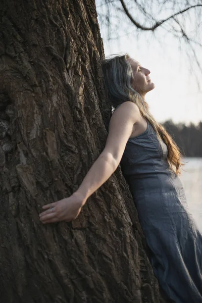 Close Woman Spiritually Connecting Willow Tree Portrait Picture Healing Closeup — Foto de Stock