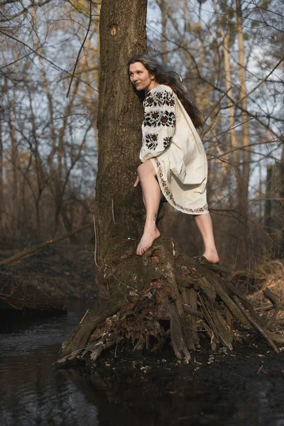 恐れのないウクライナの裸足の女性の風光明媚な写真 背景に自然と美しい本物の女性の写真 高品質の壁紙 旅行ブログ 記事のための写真のコンセプト — ストック写真