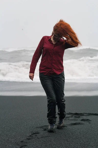 レイニスフィヤラビーチの風景写真に笑みを浮かべて女性 背景にラフ海を持つ人の写真 高品質の壁紙 旅行ブログ 記事のための写真のコンセプト — ストック写真