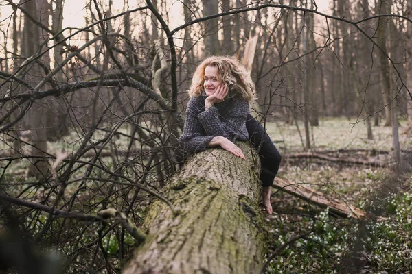 Curly Haired Lady Resting Tree Trunk Scenic Photography Picture Person — Foto de Stock