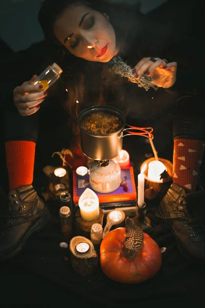 Close Woman Witch Brewing Herbs Adding Spices Portrait Picture Witchcraft — Stockfoto