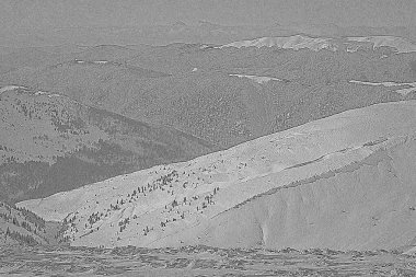 Karpatlar 'ın karla kaplı dağlarında, süslü, elle çizilmiş bir çizim var. Fotogerçekçi monokrom peyzaj pürüzlü çizimi. Kaliteli doğa manzarası kalem sanatı. Yaratıcı ayrıntılı grafik resmi