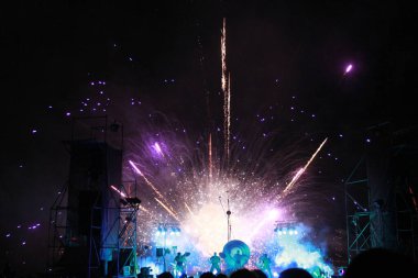 Havai fişekler ve havai fişeklerle dolu parlak bir ateş gösterisi.